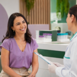 Mulher em atendimento humanizado em laboratório clínico para check-up feminino